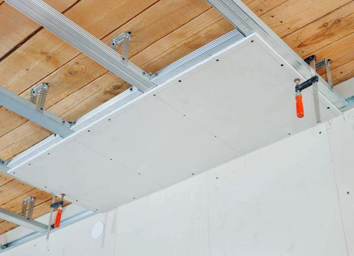 Je propose une pose soignée de faux plafonds modernes et durables.